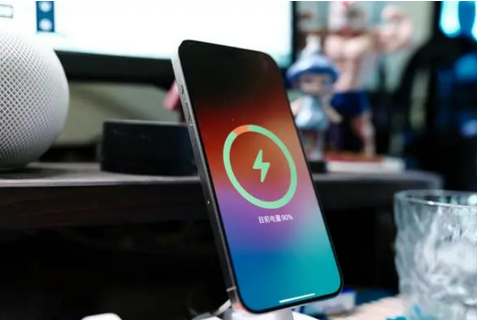 屏边苹果15换屏服务分享用什么充电器给iPhone15充电更好 